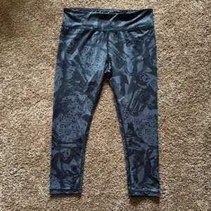 Betsey Johnson Black Patterned Capri Leggings. Size S.